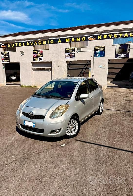 Usata Toyota Yaris 87 CV (63 kW) 2010 Grigio Utilitaria
