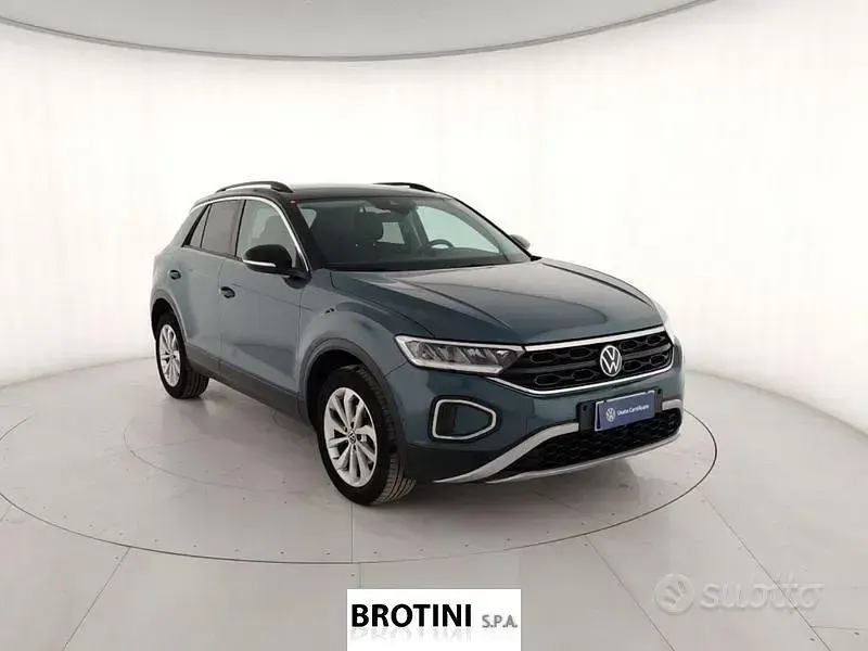 Usata VW T-Roc Life 110 CV (80 kW) 2023 Blu SUV