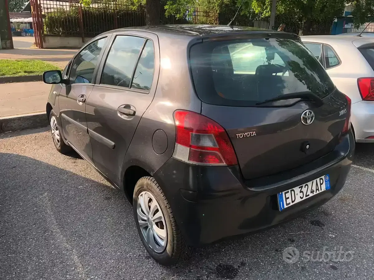 Usata Toyota Yaris 69 CV (50 kW) 2010 Grigio Utilitaria