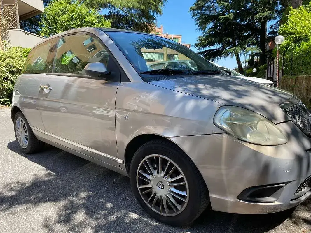 Usata Lancia Ypsilon 60 CV (44 kW) 2007 Argento Utilitaria