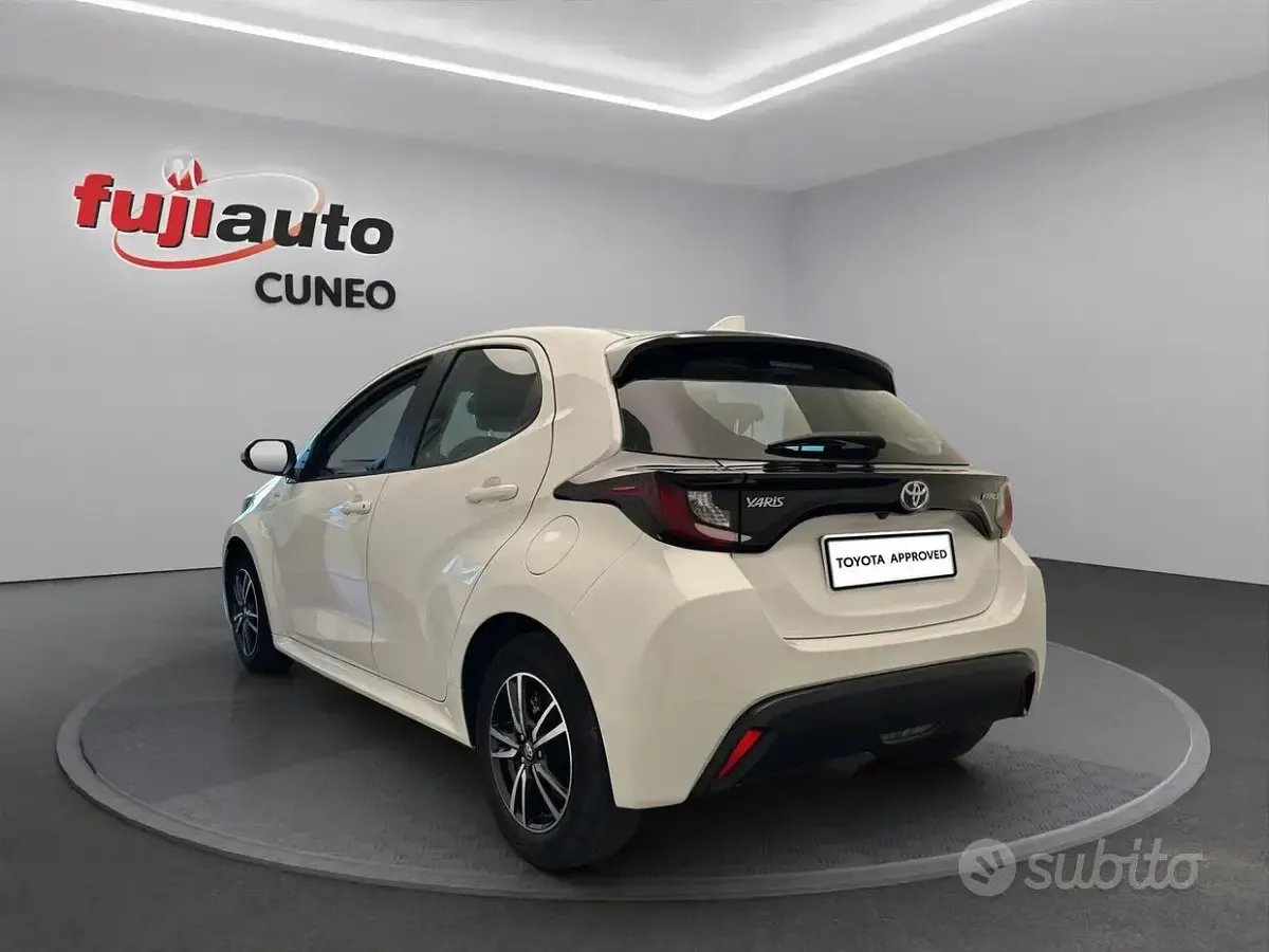 Usata Toyota Yaris Hybrid Active 116 CV (85 kW) 2022 Super white Utilitaria