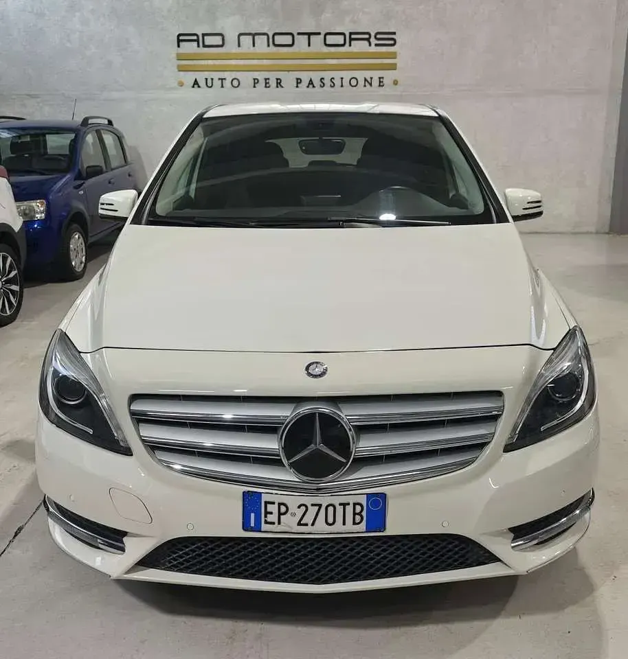Usata Mercedes B180 Premium 121 CV (88 kW) 2013 Bianco Utilitaria