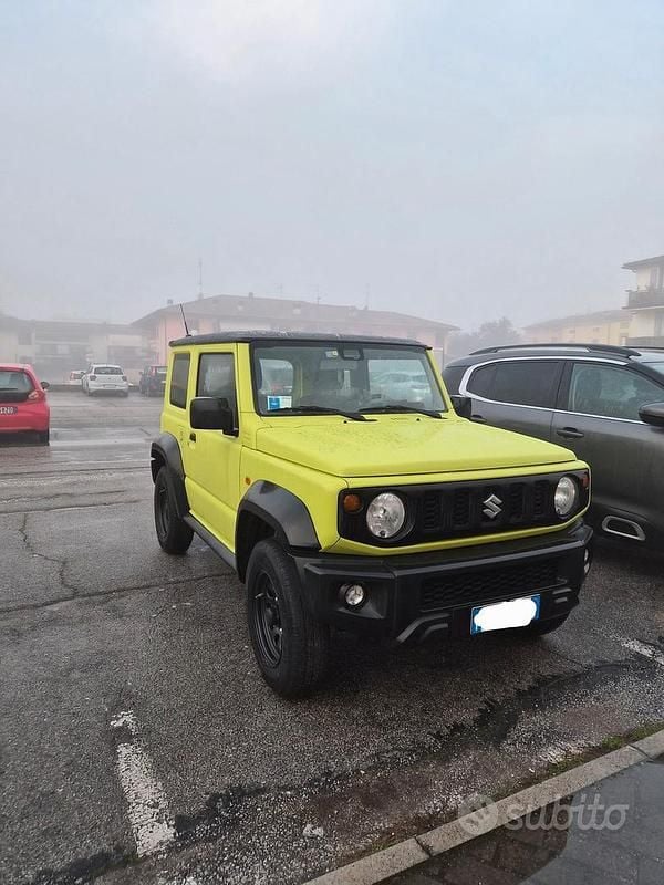 Giallo Usata 2023 Suzuki Jimny SUV | 29.000 € (Buon prezzo) - Immagine 1/4