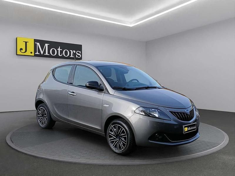 Usata Lancia Ypsilon Gold 69 CV (50 kW) 2023 Metallizzato Utilitaria