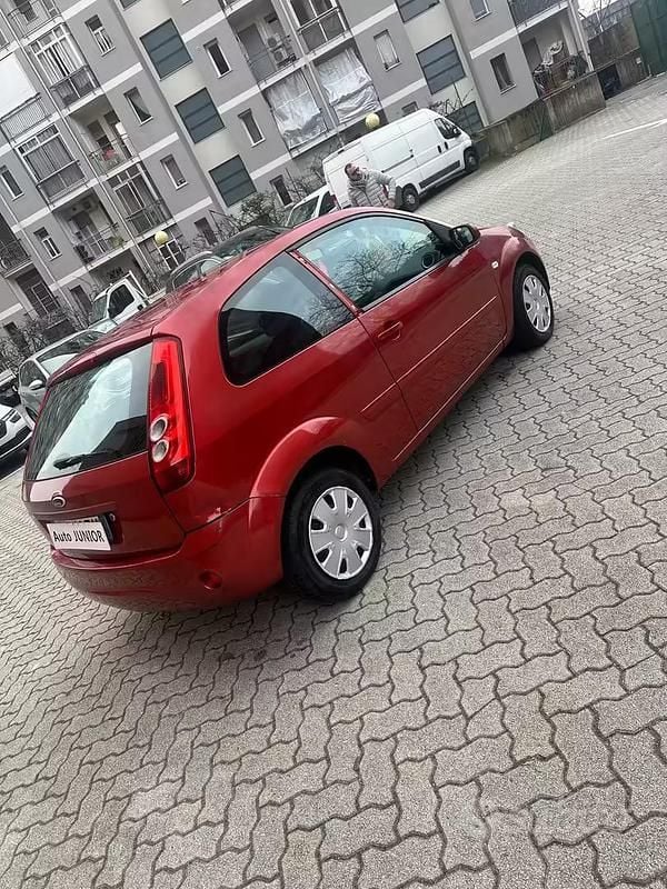 Usata Ford Fiesta Ghia 80 CV (58 kW) 2008 Rosso Utilitaria