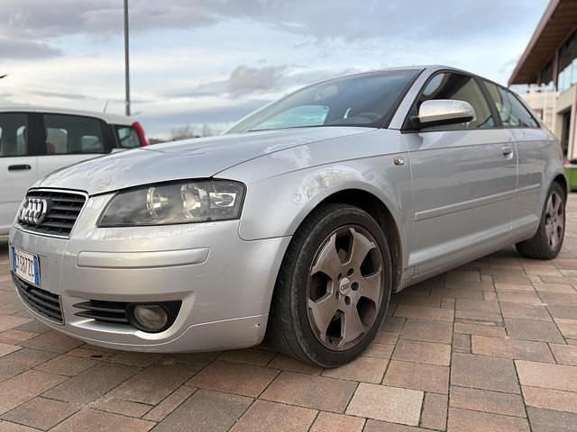 Usado Audi A3 Ambition 140 CV (102 kW) 2005 Plateado Utilitario
