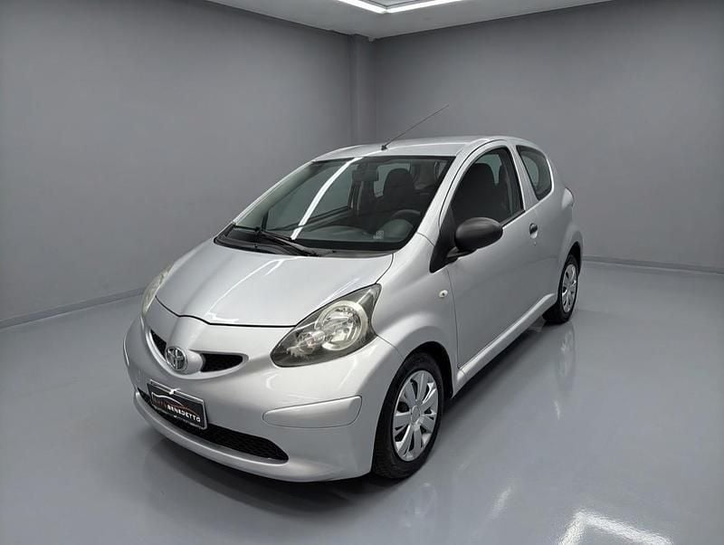 Usata Toyota Aygo Sol 68 CV (50 kW) 2008 Argento Utilitaria