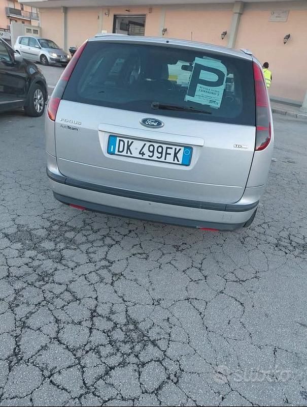 Usata Ford Focus 90 CV (66 kW) 2007 Grigio Station wagon