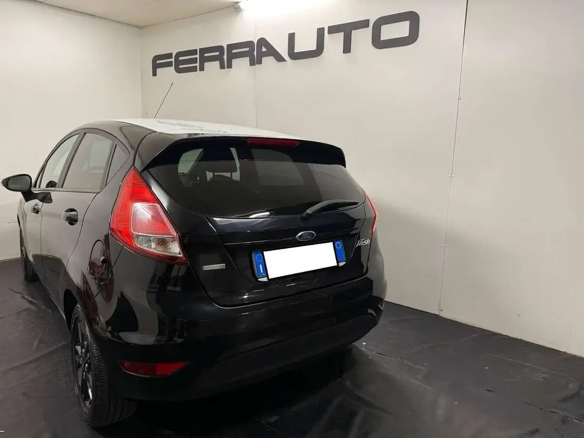 Usata Ford Fiesta 101 CV (74 kW) 2016 Nero Utilitaria
