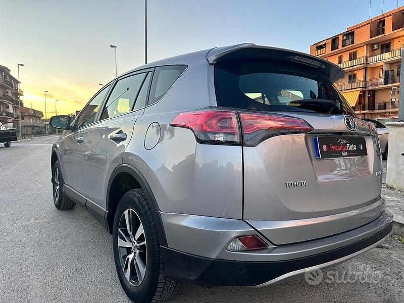 Usata Toyota RAV4 Active 143 CV (105 kW) 2017 Grigio SUV