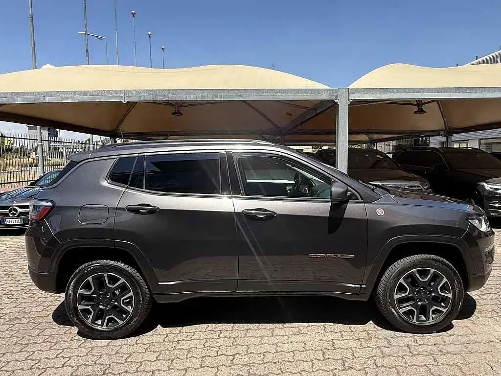 Usata Jeep Compass Trailhawk 170 CV (125 kW) 2018 Grigio / metallizzato SUV
