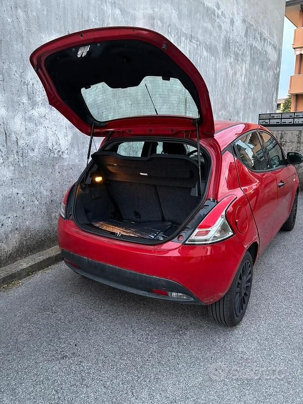 Usata Lancia Ypsilon 80 CV (58 kW) 2018 Rosso Utilitaria