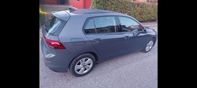 Usata VW Golf VIII Life 116 CV (85 kW) 2021 Grigio Berlina