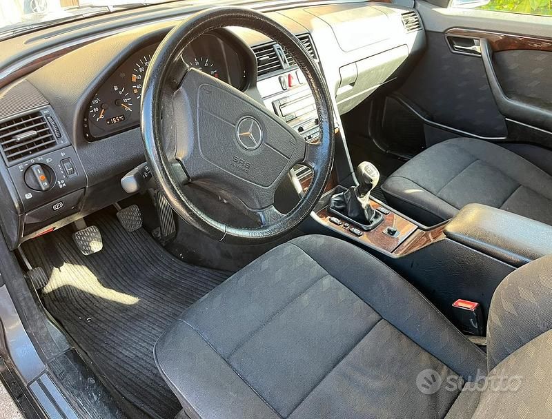 Usata Mercedes C220 Elegance 95 CV (69 kW) 1995 Marrone Berlina
