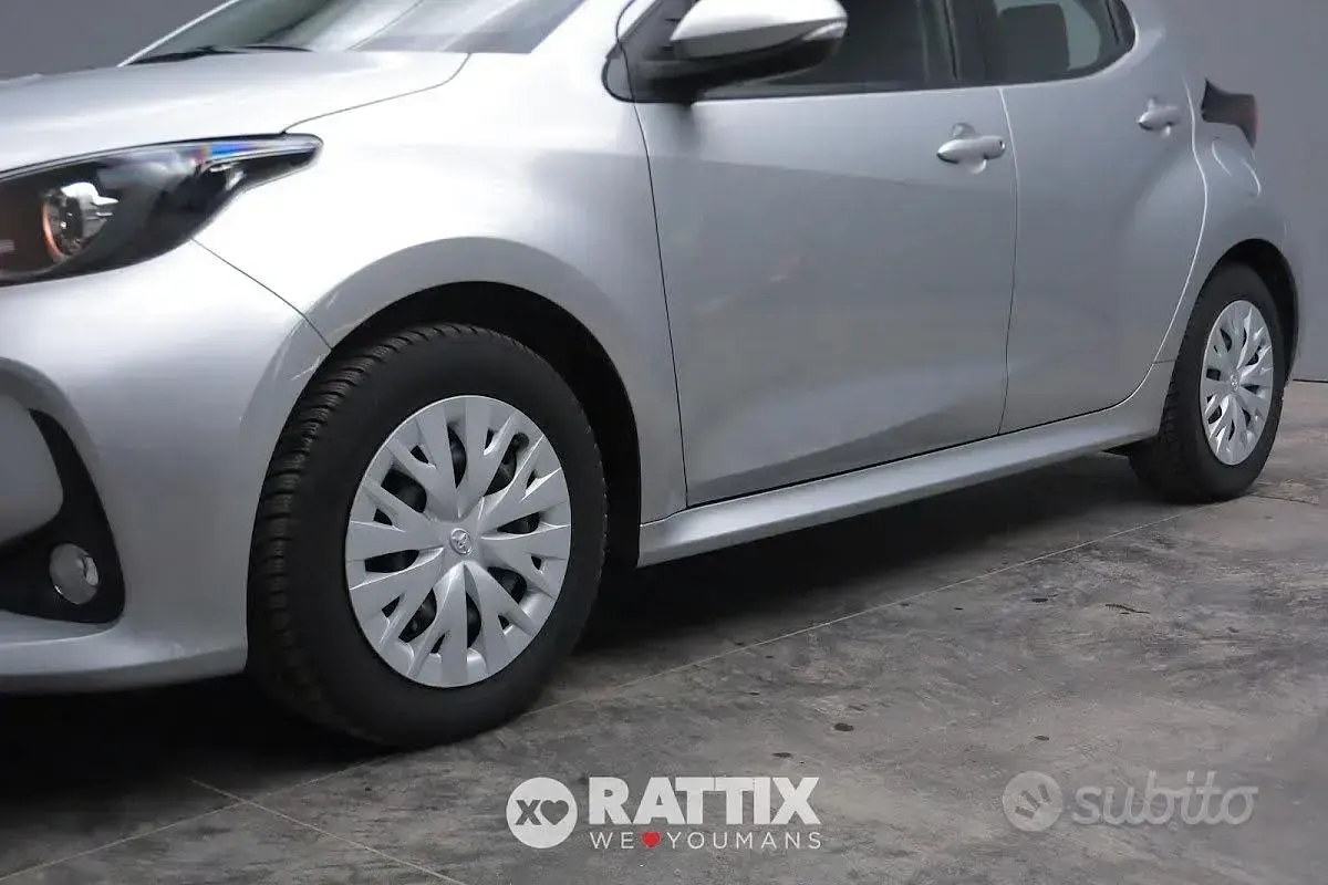 Usata Toyota Yaris Hybrid Active 92 CV (67 kW) 2022 Argento Berlina