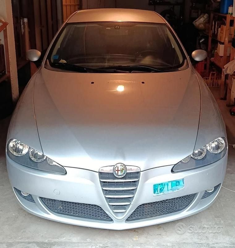 Usata Alfa Romeo 147 116 CV (85 kW) 2005 Grigio Utilitaria
