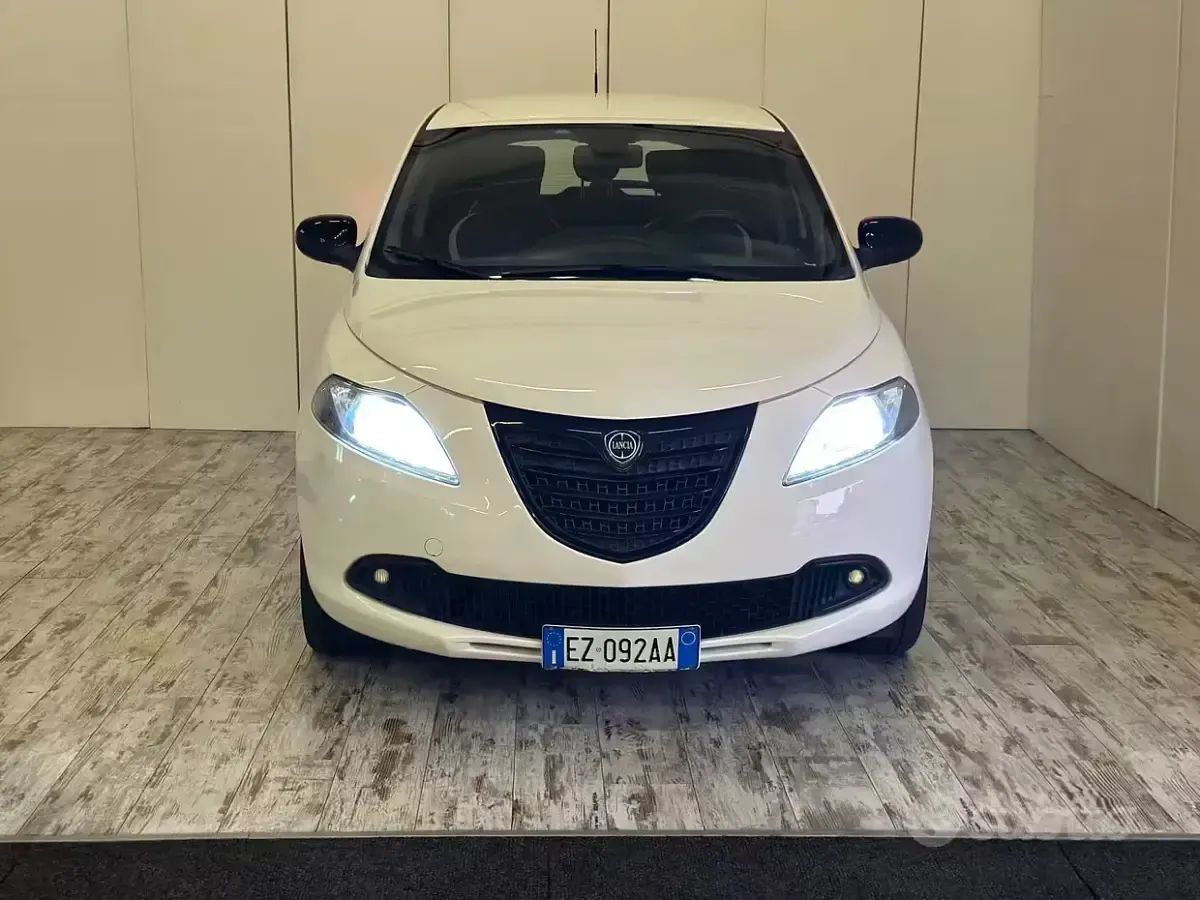Usata Lancia Ypsilon 69 CV (50 kW) 2015 Bianco Utilitaria