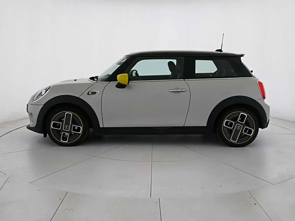 Usata Mini Cooper SE 135 kW (184 CV) 2020 White silver Utilitaria