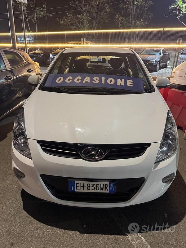 Bianco Usata 2011 Hyundai i20 Comfort Tre volumi | 5900 € (Buon prezzo) - Immagine 1/4