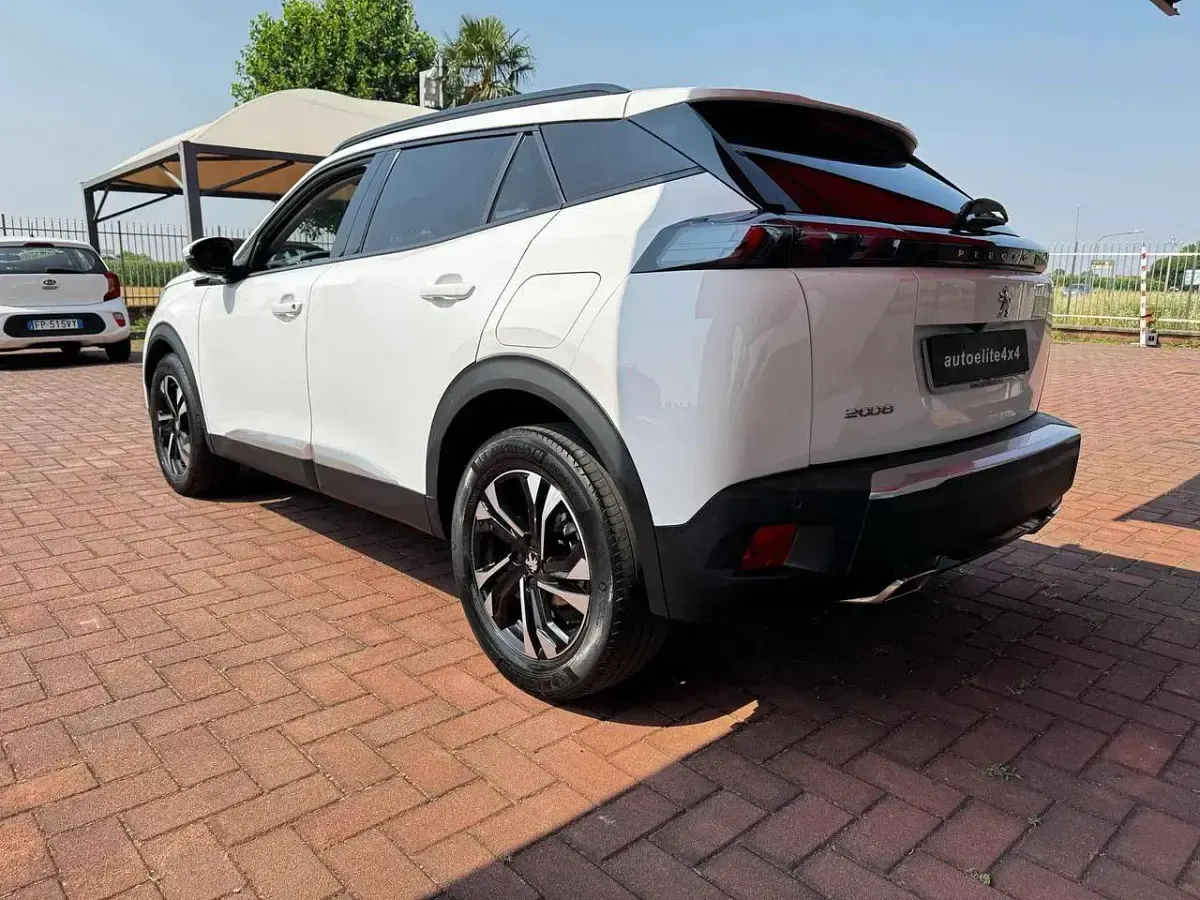 Usata Peugeot 2008 Allure 131 CV (96 kW) 2021 Bianco SUV