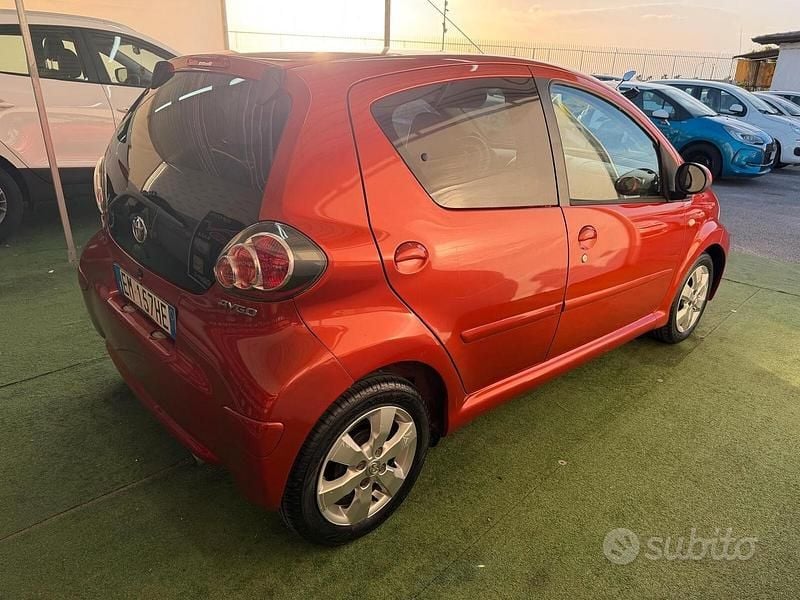Usata Toyota Aygo 70 CV (51 kW) 2012 Arancione Utilitaria