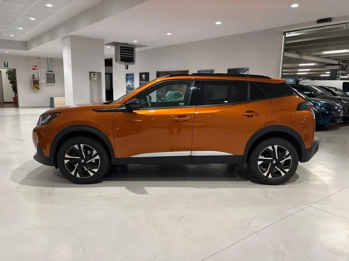 Usata Peugeot 2008 Allure 131 CV (96 kW) 2023 Marrone SUV