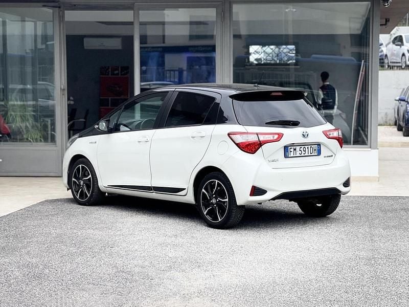 Usata Toyota Yaris Hybrid 73 CV (53 kW) 2017 Bianco Berlina