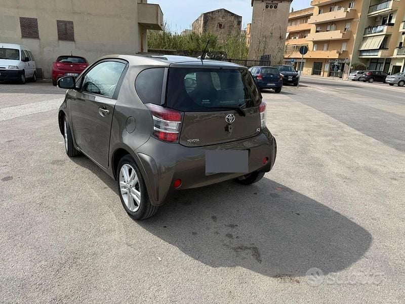 Usata Toyota iQ Executive 98 CV (72 kW) 2011 Grigio Utilitaria