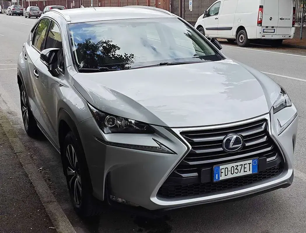 Usata Lexus NX300h Executive Line 155 CV (114 kW) 2016 Argento SUV