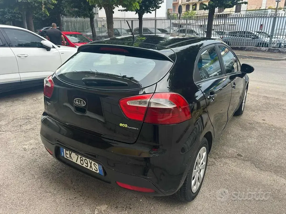Usata Kia Rio 75 CV (55 kW) 2015 Nero Berlina