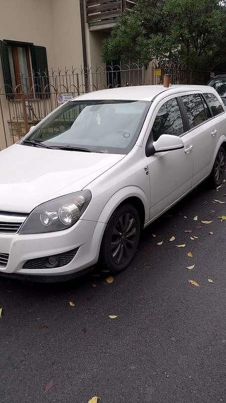 Usata Opel Astra Enjoy 116 CV (85 kW) 2010 Bianco Station wagon