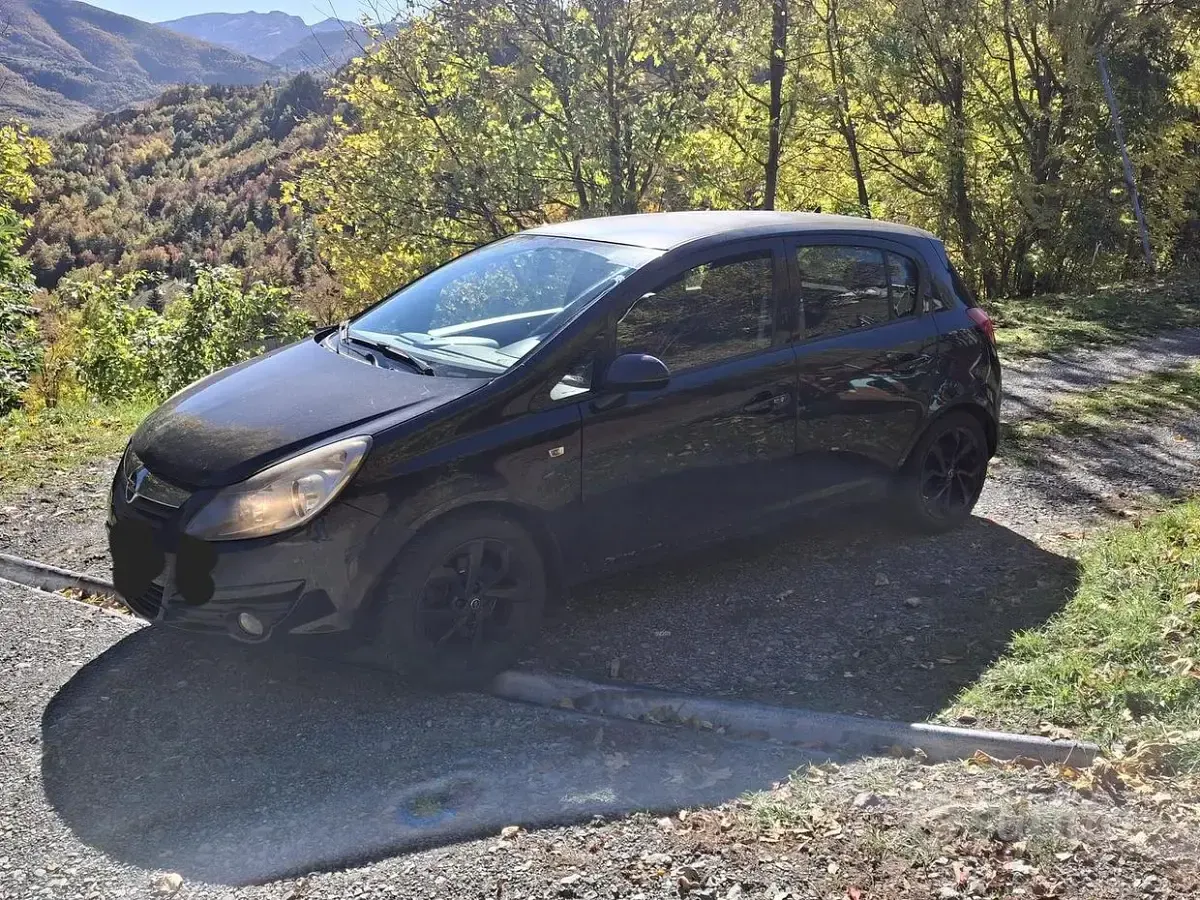 Usata Opel Corsa 90 CV (66 kW) 2010 Nero Utilitaria
