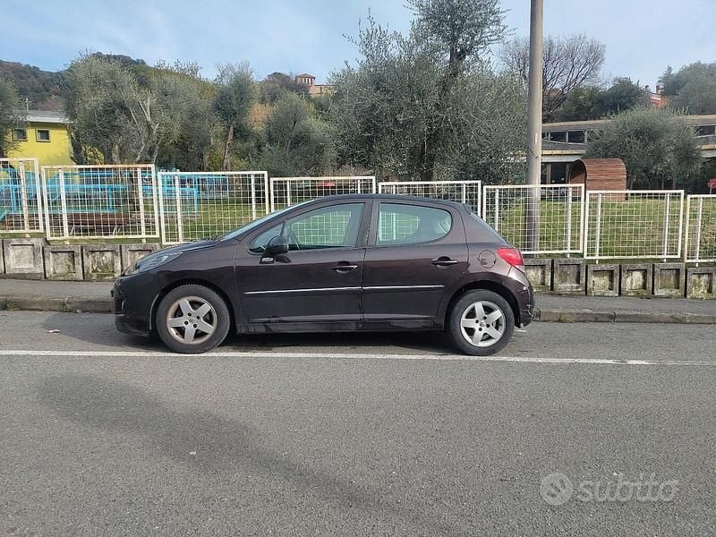 Usata Peugeot 207 70 CV (51 kW) 2011 Marrone Berlina