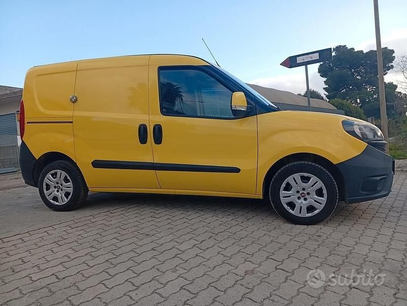 Usata Fiat Doblò 95 CV (69 kW) 2018 Giallo Monovolume