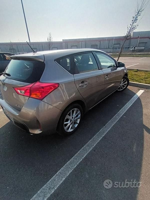 Usata Toyota Auris 2013 Grigio Berlina