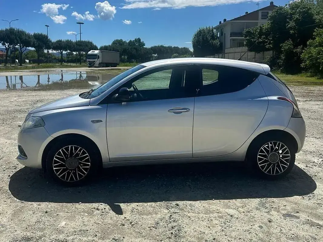 Usata Lancia Ypsilon Silver 69 CV (50 kW) 2016 Argento Utilitaria