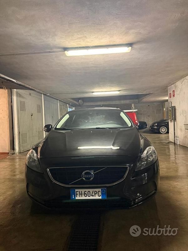 Usata Volvo V40 Kinetic 115 CV (84 kW) 2014 Nero Berlina