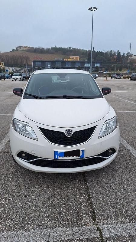 Usata Lancia Ypsilon Gold 69 CV (50 kW) 2016 Bianco Utilitaria