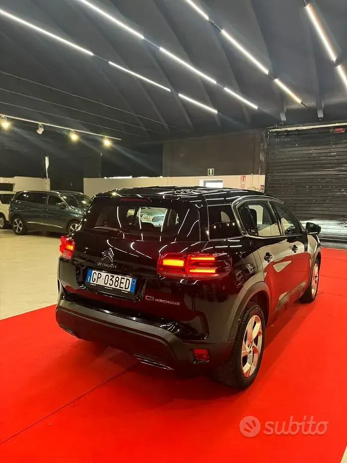 Usado Citroën C5 131 CV (96 kW) 2023 Negro Familiar