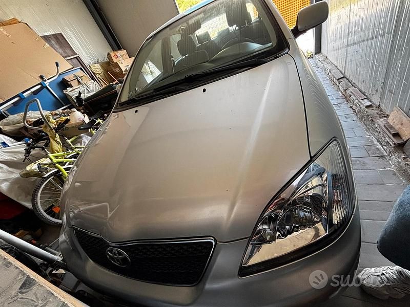 Usata Toyota Corolla 90 CV (66 kW) 2002 Grigio Berlina