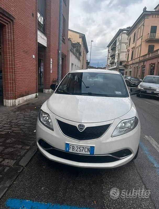 Usata Lancia Ypsilon 69 CV (50 kW) 2015 Bianco Utilitaria