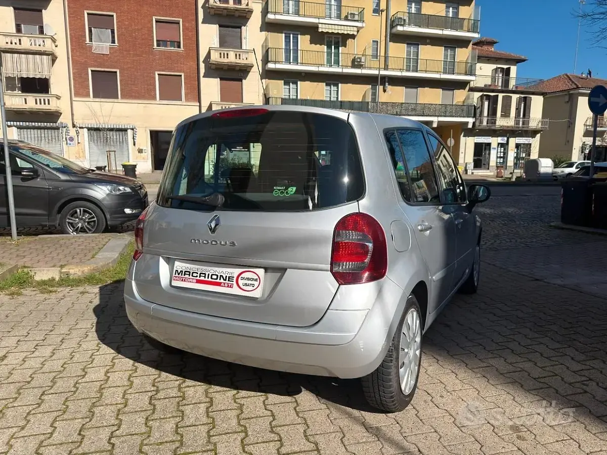 Usata Renault Modus 75 CV (55 kW) 2011 Grigio Monovolume