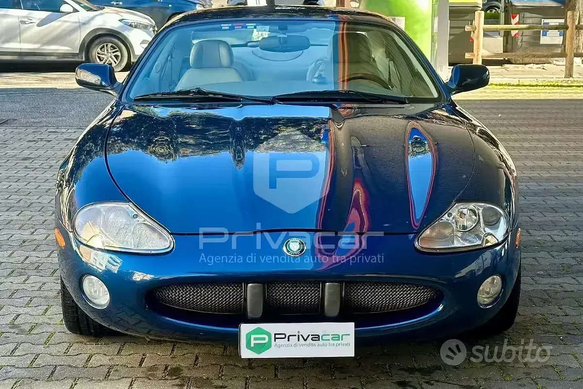 Begagnad Jaguar XK8 284 HK (208 kW) 2001 Blå Sportkupé