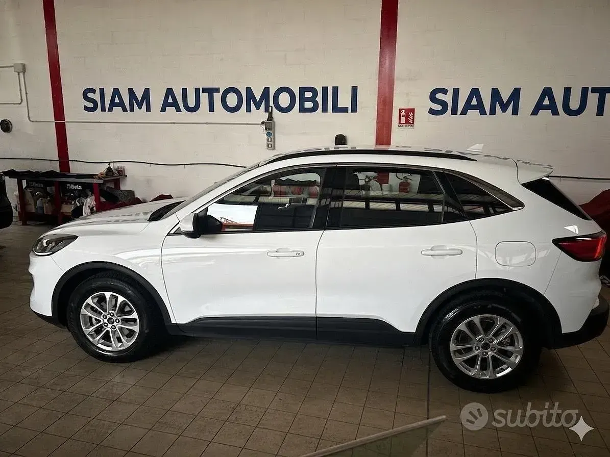Usado Ford Kuga Titanium 120 CV (88 kW) 2022 Blanco SUV