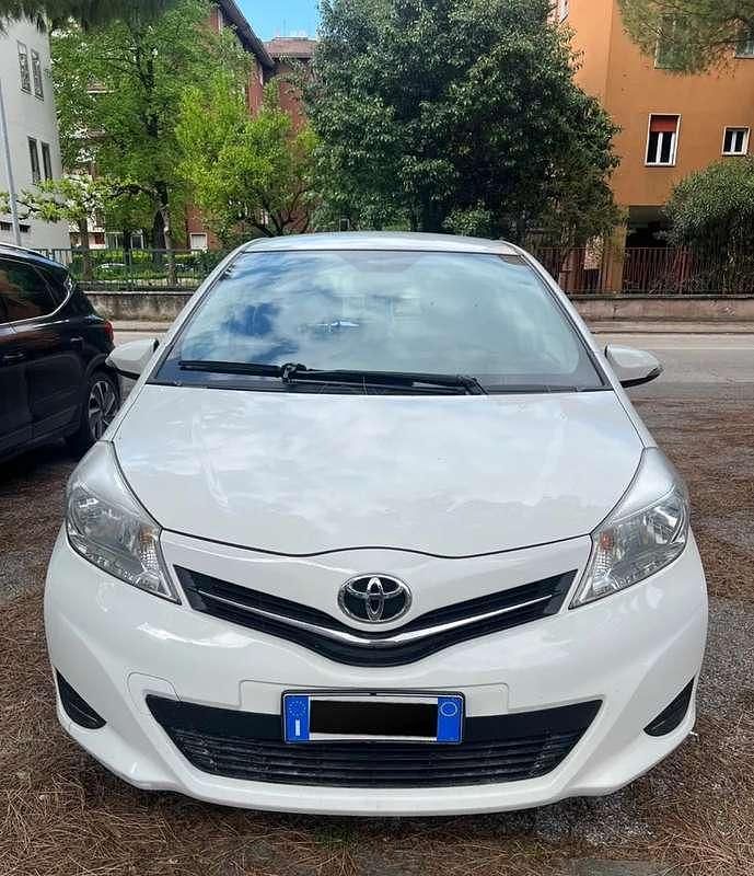 Usata 2012 Toyota Yaris Lounge Tre volumi | 5600 € (Buon prezzo) - Immagine 1/4
