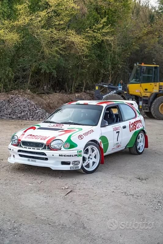 Usata Toyota Corolla 125 CV (91 kW) 1999 Bianco Berlina