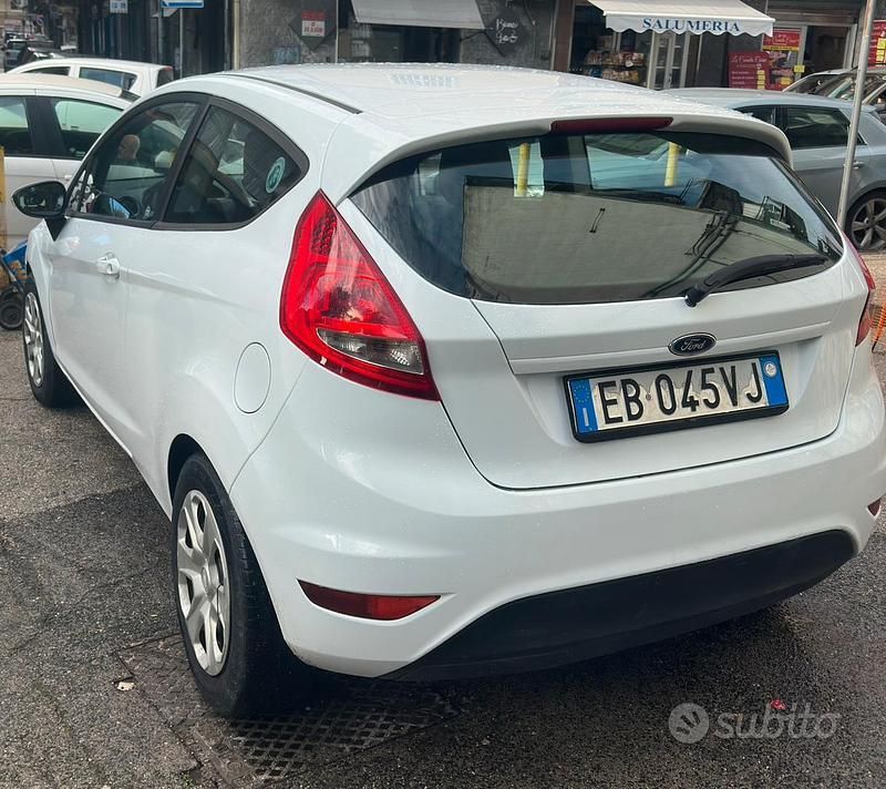 Usata Ford Fiesta 90 CV (66 kW) 2012 Bianco Utilitaria