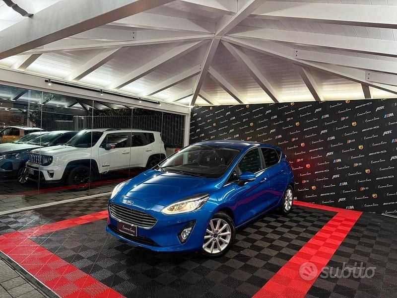 Blu Usata 2019 Ford Fiesta Titanium Tre volumi | 9499 € (Ottimo prezzo) - Immagine 1/4