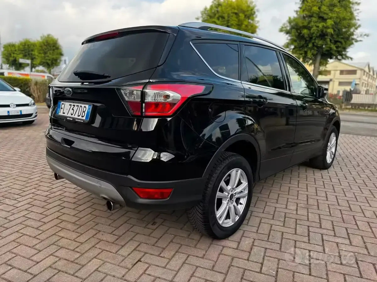 Usata Ford Kuga Titanium 120 CV (88 kW) 2017 Nero SUV