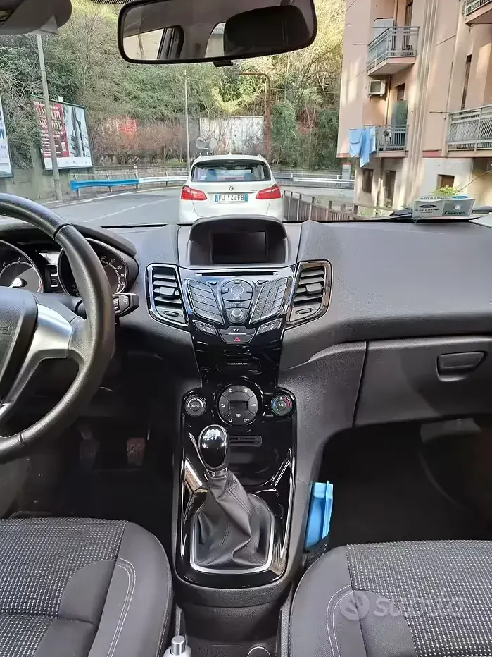 Usata Ford Fiesta Titanium 75 CV (55 kW) 2015 Marrone Utilitaria